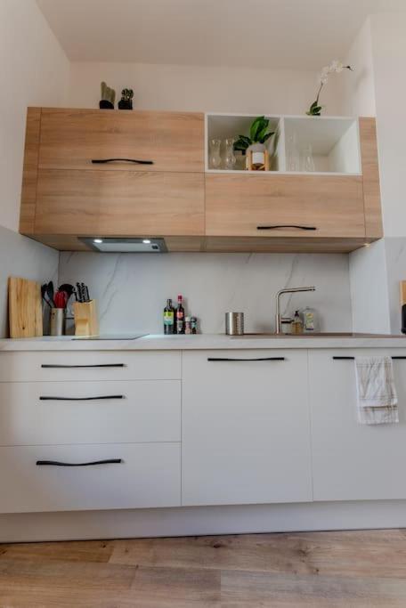 L'Echappee Chic Au Coeur De Valence Apartment วาลองซ์ ภายนอก รูปภาพ